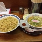 龍上海 - ラー博は俺の社員食堂。  なンと明日2015年4月17日で一旦販売終了となる、つけ麺・味噌！　最後の思い出は、もちろん大盛りで。  トッピング無料券をいただいたので、ねぎも追加♡  