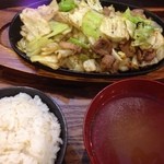 肉米 雄一飯店 - 豚鉄板 780円