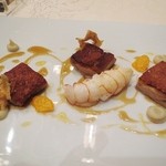 ラ・ベ - 子豚のスキンクリスピー　ラングスティーヌとアーティチョーク