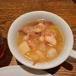 MORETHAN TAPAS LOUNGE - スープは優しいコンソメ味で、具材の旨味が出ています