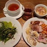 MORETHAN TAPAS LOUNGE - My second round. Penne and ravioli are carbohydrates, but this amount is manageable. The salad features my favorite mustard greens as the main ingredient. Even without dressing, the ingredients are delicious. The soup contains beans, corned beef, onions, and more.