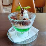 喫茶 またねって、ももぞので - 横からの図