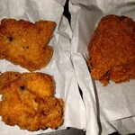 ケンタッキーフライドチキン - 左：グリーンホットウィング（1個280円）、右：レッドホットチキン（340円）