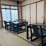 鮨・割烹 清瀧 - 畳に テーブルが並んだ 広間
年配の方でも 安心して利用出来ます
