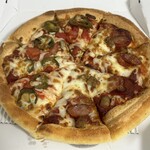 ピザハット - 料理写真:ハラペーニョチリサルサとガーリックミートグルメのハーフ&ハーフ