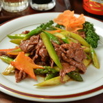 四川料理 食為鮮 - 牛肉とアスパラの黒胡椒炒め