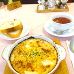Hammo kku - エビグラタン。サラダ、デザート付きで1,178円。ホットのコーヒー、紅茶はお代わりサービス