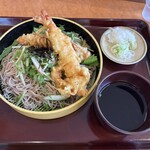 山田うどん - 料理写真:香り野菜の大えび天ざるそば、980円。麺大盛りは無料サービス。