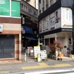 韓すぷん - 溜池山王駅11番出口、目の前の路地へ