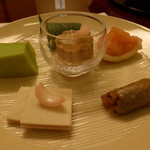 渡風亭 - 四月：桜フォアグラ羹、かすご鯛うの花、サーモン燻製れもん羹、鶏皮ごぼう、牛タン博多、グリーンピースカステラ