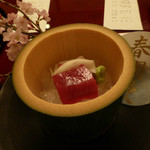 渡風亭 - 四月：　お造り（青竹盛り、鯛とまぐろ）