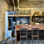 シウンカフェ - 店内
コンクリ打ちっぱなしの壁。