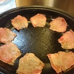 牛や たん平 - 綺麗に並べて焼いてます