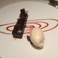 Benoit Alain Ducasse - ショコラとキャラメルのブノワ風と牛乳のアイスクリーム