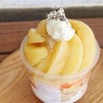菓子屋ニコル - 【2026.07】桃と紅茶のパフェ(税込1,380円)