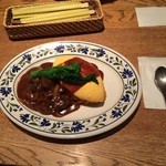 シェ クープル - ビーフシチュー添えオムレツライス。