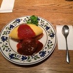 シェ クープル - 煮込みハンバーグ添えオムレツライス。