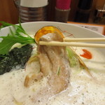 暁 製麺 - チャーシューアップ