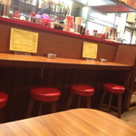 カウンターと厨房方向。