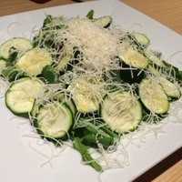 おもてなしとりよし 西新宿店 - ズッキーニとチーズのサラダ