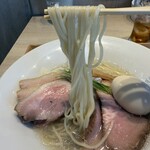 宍道湖しじみ中華蕎麦 琥珀 - 特製中華蕎麦（塩）麺リフト