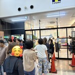 ペンギンベーカリー - TSUTAYAの一角に行列｡｡｡妻はお利口さんに並んでます♡
