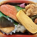 コープさっぽろ - 料理写真:ちょこっと魚屋の脂ののった焼き鮭！弁当