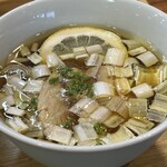 ユナイテッド ヌードル アメノオト - つけ汁にレモンと穂紫蘇をイン！
