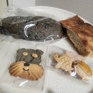 パンと料理とお菓子の店 tonttu_0