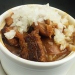ワインバー ヤミツキ タヌキ - ヤミツキ煮込み・・・牛豚鶏のお肉をオリジナルソースで煮込んで
