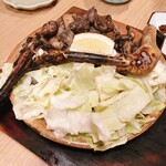 いけすと炭と薪焼と 博多 とりとりと - 名物骨つきひね鶏もも焼き