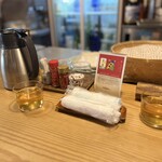 木鶏 - 2名ですので、カウンター席にお邪魔します。
冷たいおしぼりと冷たいそば茶をいただき…
ホッと一息♪ε-(´∀｀* )
