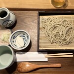 木鶏 - 上から／セットの小盛りそば¥500

上から見ても、小盛りのおばちゃまサイズですが…
大きな丼と共にお蕎麦を味わうには
ちょうどいいボリューム(๑˃̵ᴗ˂̵)♪