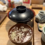 木鶏 - 大きくて熱々のお椀は、優しい鶏出汁の…
旨みが溶け出したスープ♡(*´-`)
具材は長ネギだけなのに…
この味わいは、素晴らしい♡(*´ー｀*)