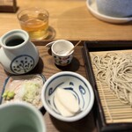 木鶏 - 「まずは、お塩で食べて見てください」
とのことで… 言われた通りにお塩で(*´-`)

繊細ながら…ミネラル豊富な岩塩かしら？(*´ー｀*)
まろやかなお塩でいただきますと…