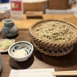 木鶏 - ◯もりそば¥1,000／もり170g
…籠盛りでやってきました♪(*ﾟ∀ﾟ*)

小鉢は、山形村産と思われる…
長芋を使ったお漬物ですが…これもちゃんと美味しい♡(*´-`)