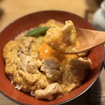 木鶏 - 白いご飯の上には、
しっかりとお出汁を吸い込んだふんわり卵♪
火入れを2回に分けたであろう、
贅沢なふわトロのお布団に変身です♡(  ´艸`)