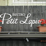 こんな高い所、プランターに花が。