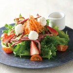 果実屋珈琲 - フレッシュ野菜とパストラミのサラダ