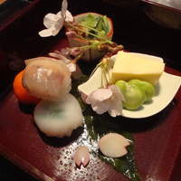 祇園 さゝ木 - 手毬寿司（鯵・烏賊・鮭）　ホタルイカとわけぎのぬた　卵焼き　空豆　桜の葉をかたどった百合根