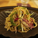 蕎麦のひと品目は、奇を衒って「蕎麦サラダ」