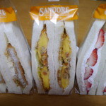 サンドーレ - 左から、白身魚フライ（220円）オムレツサンド（220円）、イチゴサンド（250円）