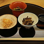 大根葉と平茸の御浸し（奥）/桜えびの卯の花(左）/わらびと油揚げの煮物（右）