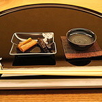 由庵 矢もり - 独活の梅浸し、きゃらぶき　１杯目の酒「三千盛 大吟醸」