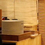 由庵 矢もり - 店主愛用の石臼/この日も丁寧に石臼で蕎麦の実を挽いていました