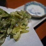魚喰酒場 鯨の胃袋 - 苦味が旨味！ふきのとうの天ぷら(ΦωΦ)ｵﾄﾅ