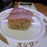 スシロー - 料理写真:たしかに赤シャリ!これはヒラマサ。ちょっと、乾いてる系。笑笑