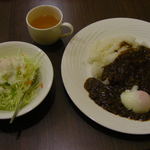 カフェ　華 - メニューを見て、食べたいものがいろいろあったけど、
ボキは、カレー(サラダ・スープ付)750円。
【注】2012年10月現在のメニューです。
