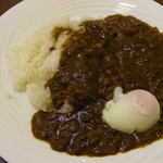 カフェ　華 - ポーチドエッグがのっていて美味しそう～♪
専門店の本格的なカレーも好きだけど、
実はボキ、喫茶店カレーも大好きなんだ。