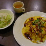 カフェ　華 - ちびつぬは、オムライス(サラダ・スープ付)750円。
うす焼き玉子が巻かれずにふわっと掛けれているタイプだね。
【注】2012年10月現在のメニューです。
